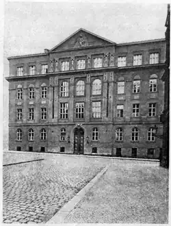 Původní budova „Českoslovanské akademie obchodní“ na pohlednici (kolem 1947)