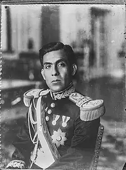 Portrét Luise Miguela Sáncheze Cerra (1889–1933), vojáka, politika a prezidenta Peru ve vojenské uniformě