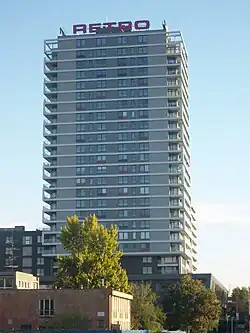 Pětadvacetipatrová výšková budova Retro