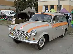 Tříčtvrteční pohled na sanitní vůz Škoda 1202.