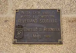 Pamětní deska na jeho domě v Redondelu.