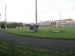 Pohled na budovu přes atletický areál