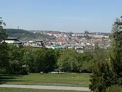 Z Riegrových sadů je výhled na centrum Prahy a na Pražský hrad