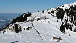 spojení tratí v sedle Rigi Staffel pod vrcholem zleva trať: Vitznau - Rigi Kulm zprava trať: Arth-Goldau - Rigi Kulm