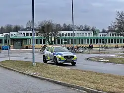 Policejní vozidlo před školou pět dnů po střelbě