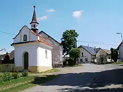 Střed osady s kaplí