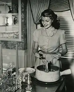Rita Hayworthová servíruje špagety, 1941