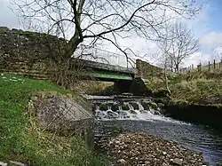 Řeka Don s jezem a mostem Cockden Bridge