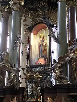 Gotická socha madony na hlavním oltáři