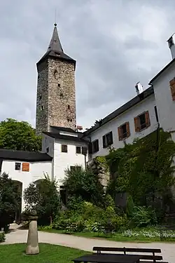 Nádvoří a věž (2016)