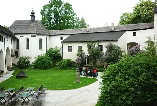 Nádvoří – vlevo kaple sv. Eustacha