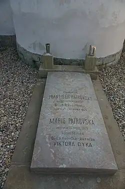 Náhrobní deska manželů Patrovských, dědečka a babičky Viktora Dyka, na hřbitově v Rožďalovicích.