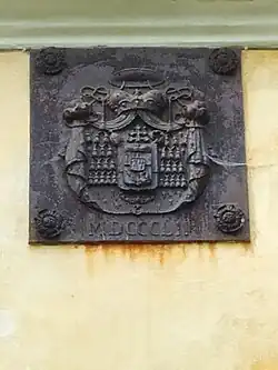 Litinový arcibiskupský znak z roku 1852