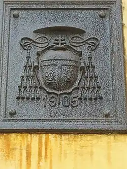 Litinový arcibiskupský znak z roku 1905