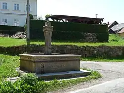 Rožmberk nad Vltavou, kašna 01.jpg