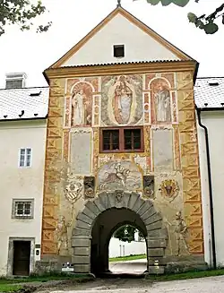 Severozápadní fasáda brány s renesančními malbami a znaky Rožmberků