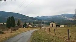 Celkový pohled od silnice na ves a statek (2018)