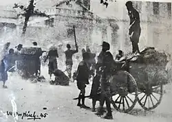 Vietnamští vesničané útočící na sklad rýže postavený japonskými silami během japonské okupace, 1945