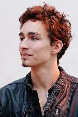 Robert Sheehan v roce 2011