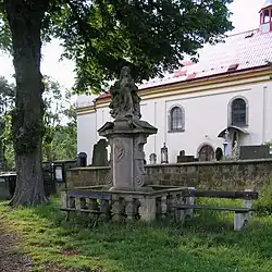 Robousy - sousoší piety před kostelem.jpg