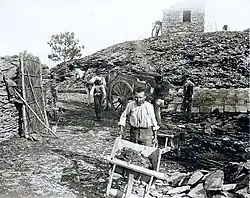 Břidlicový lom v Rochefort-en-Terre kolem roku 1895 (Musée de Bretagne, Rennes).