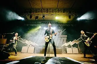 Royal Republic během vystoupení v roce 2017