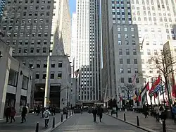 Pohled dolů na Rockefeller Plaza