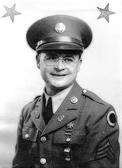 Rodger Young se seržantskými prýmky. Za svoji udatnost obdržel in memoriam Medaili cti