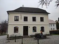 Dílo umístěné před Rodným domem Sigmunda Freuda