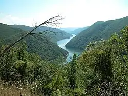 Řeka Mesta protékající pohořím Rodopy