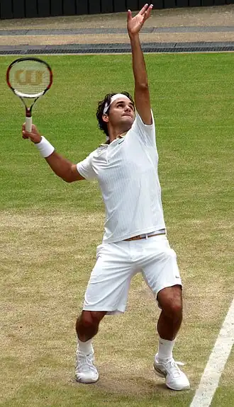 Roger Federer podává na vítězném Wimbledonu 2009