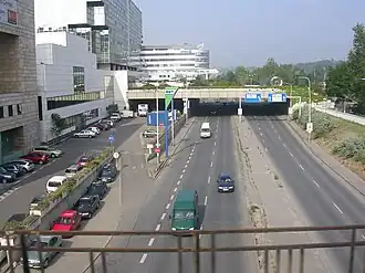 Pohled na nábřeží z Negrelliho viaduktu k hotelu Hilton