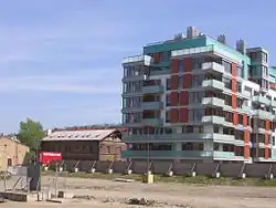 Nová bytová výstavba a původní budovy nádraží