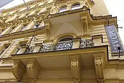 Detail balkónu – nárožní dům Lazarská/Vladislavova