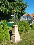 Kříž pod lípou u pomníku