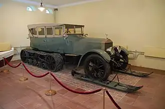 Carský Rolls-Royce, přestavěný na polopásový, užíval také Lenin
