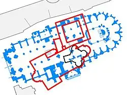 Umístění rotundy (černě), nahrazené nejdříve románskou bazilikou (červeně) a pak katedrálou (modře).