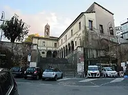 Pohled zvnějšku na kostel