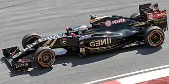 Romain Grosjean řídící vůz E23 Hybrid při Grand Prix Malajsie 2015.