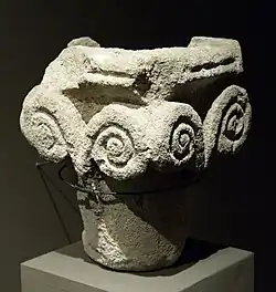 Hlavice sloupu z kláštera benediktinů z 9. století