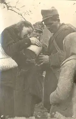 Jiřina Rychlovská, podává občerstvení rumunským vojákům.