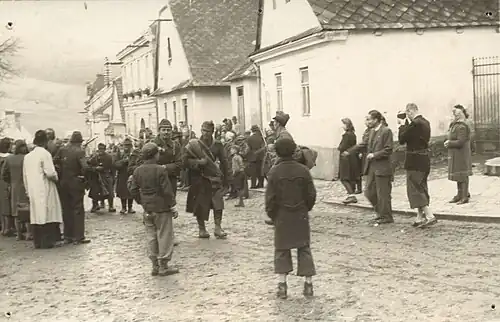 Děti vítají Rumunské vojáky ve Valašských Kloboukách