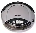 První generace zařízení „Robotic vacuum cleaner“. Robotické mopy (iRobot) již zahrnují chytrou laserovou navigaci, která určí aktuální polohu v místnosti a zbývající místa pro úklid