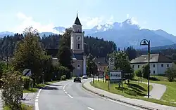 Rosegg/Rožek, farní kostel sv. Michaela, celkový pohled na obec od severu