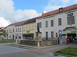 Kašna na náměstí se sochou bohyně Živěny