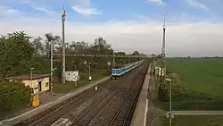 pohled na zastávku ze silničního nadjezdu