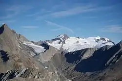 Westliche Simonyspitze zcela vpravo