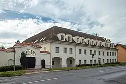 Bývalý zájezdní hostinec na rohu Podluské a Žižkovy ulice v Roudnici nad Labem