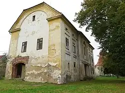 Rousínov, bývalá sýpka a bývalá škola.jpg