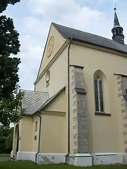 Vchod kostela sv. Václava v Rovensku pod Troskami